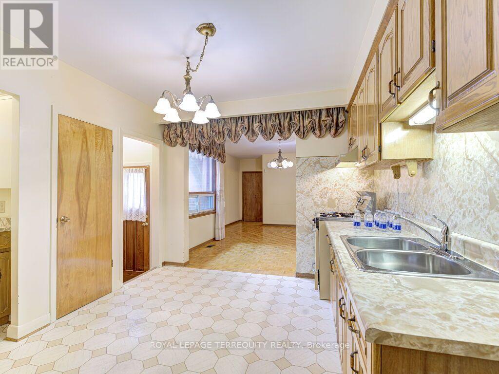 274 Harvie Avenue, Toronto, Ontario  M6E 4K6 - Photo 16 - W13665832