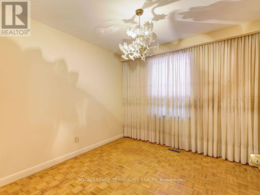 274 Harvie Avenue, Toronto, Ontario  M6E 4K6 - Photo 13 - W13665832