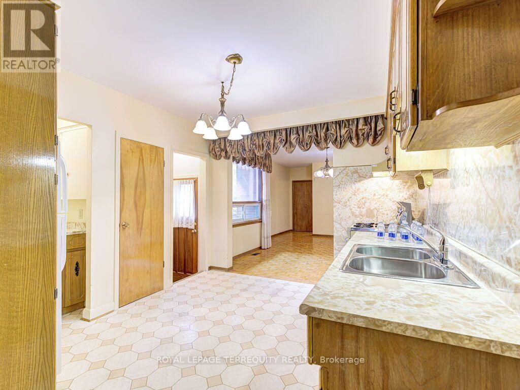 274 Harvie Avenue, Toronto, Ontario  M6E 4K6 - Photo 15 - W13665832