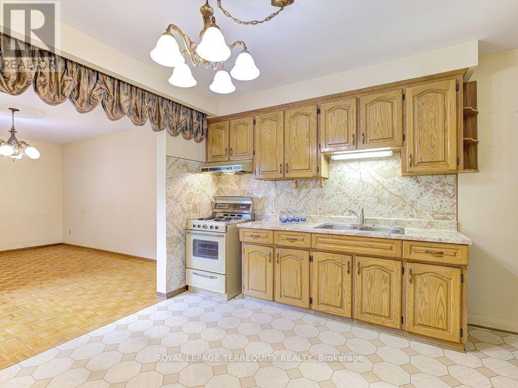 274 Harvie Avenue, Toronto, Ontario  M6E 4K6 - Photo 17 - W13665832