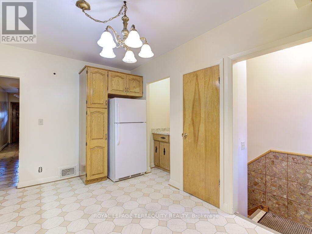 274 Harvie Avenue, Toronto, Ontario  M6E 4K6 - Photo 21 - W13665832