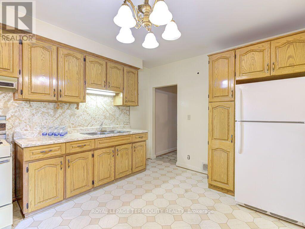 274 Harvie Avenue, Toronto, Ontario  M6E 4K6 - Photo 18 - W13665832