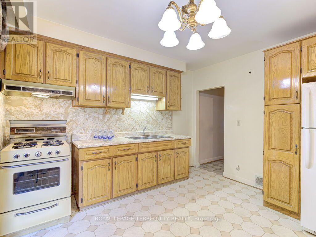274 Harvie Avenue, Toronto, Ontario  M6E 4K6 - Photo 19 - W13665832