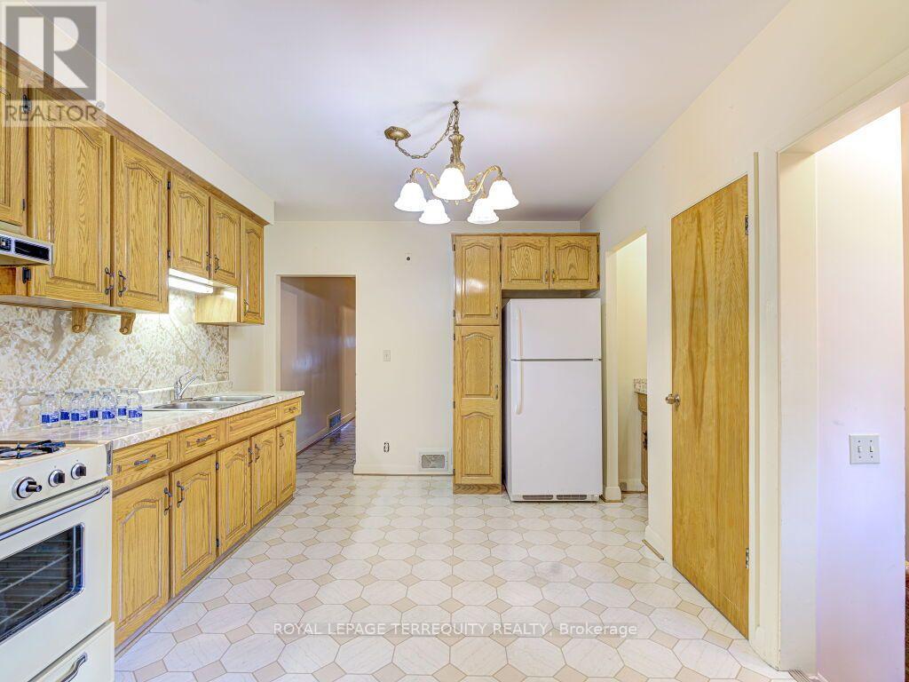 274 Harvie Avenue, Toronto, Ontario  M6E 4K6 - Photo 22 - W13665832