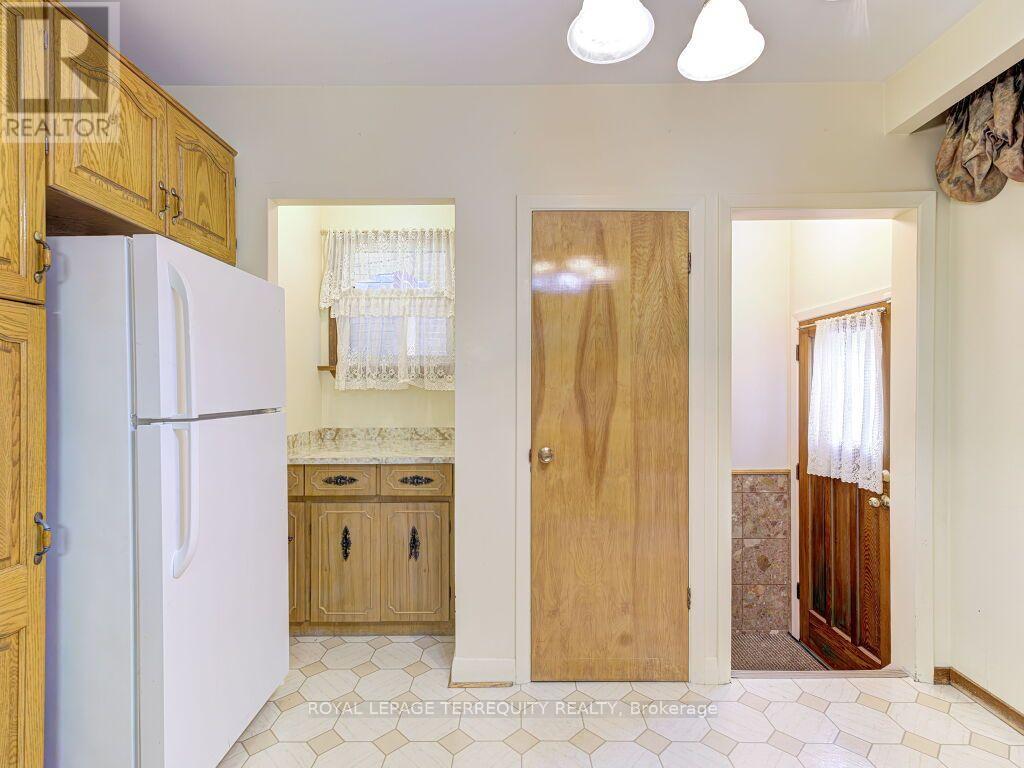 274 Harvie Avenue, Toronto, Ontario  M6E 4K6 - Photo 25 - W13665832