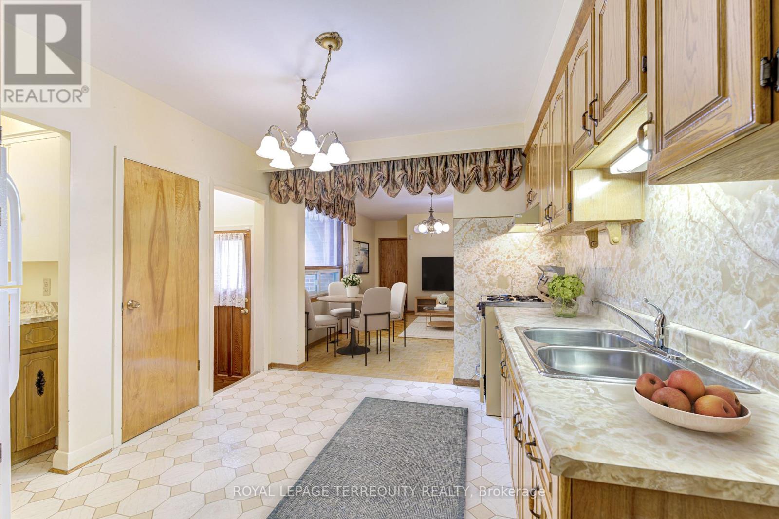 274 Harvie Avenue, Toronto, Ontario  M6E 4K6 - Photo 8 - W13665832