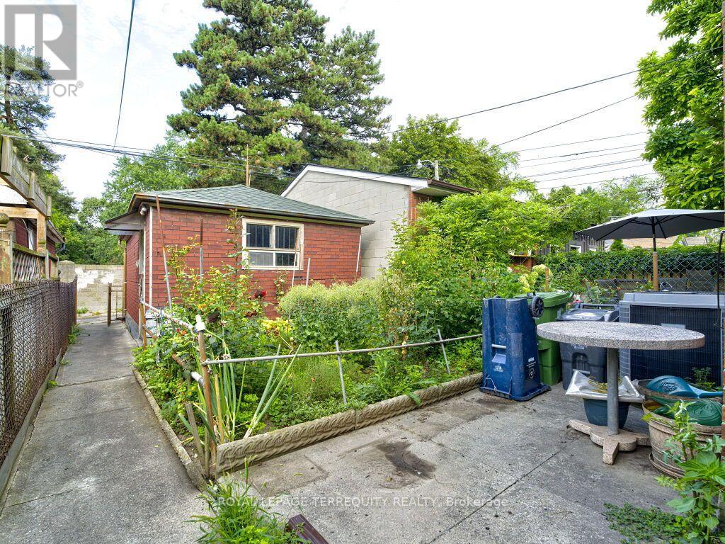 274 Harvie Avenue, Toronto, Ontario  M6E 4K6 - Photo 43 - W13665832
