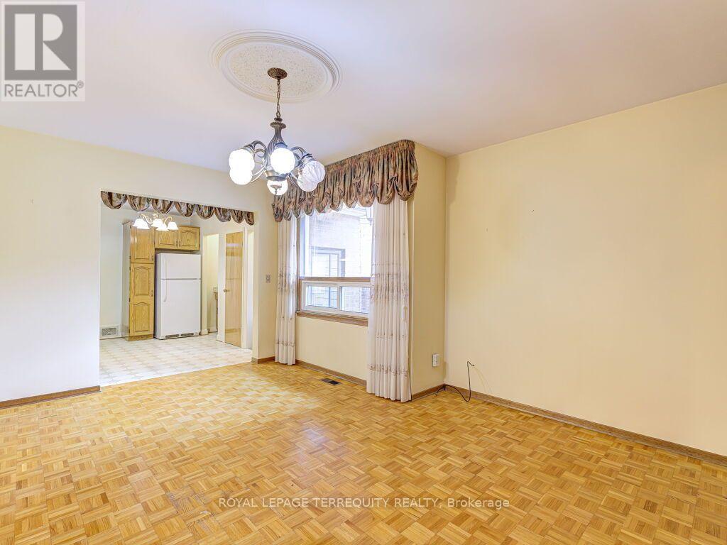 274 Harvie Avenue, Toronto, Ontario  M6E 4K6 - Photo 27 - W13665832