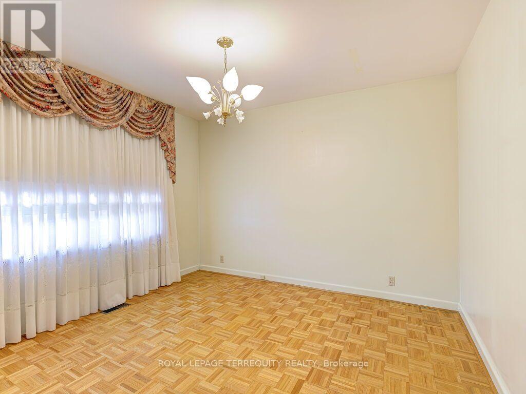 274 Harvie Avenue, Toronto, Ontario  M6E 4K6 - Photo 11 - W13665832