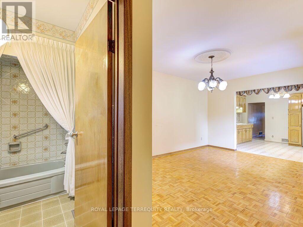 274 Harvie Avenue, Toronto, Ontario  M6E 4K6 - Photo 28 - W13665832