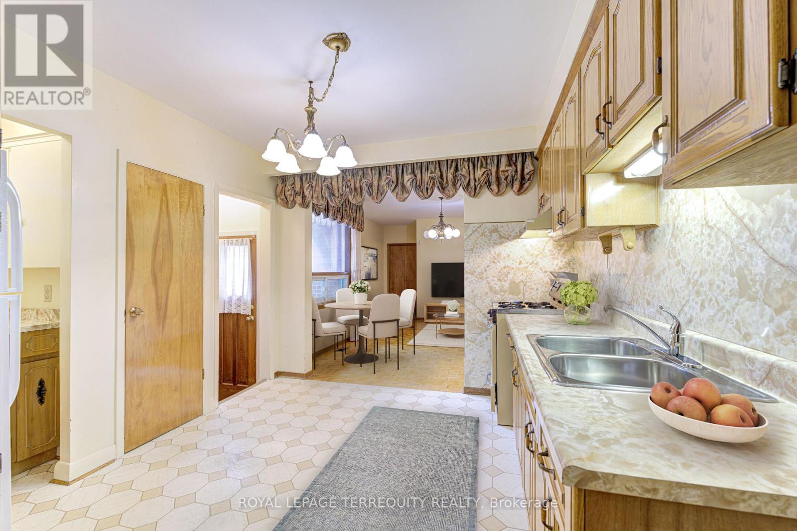 274 Harvie Avenue, Toronto, Ontario  M6E 4K6 - Photo 7 - W13665832