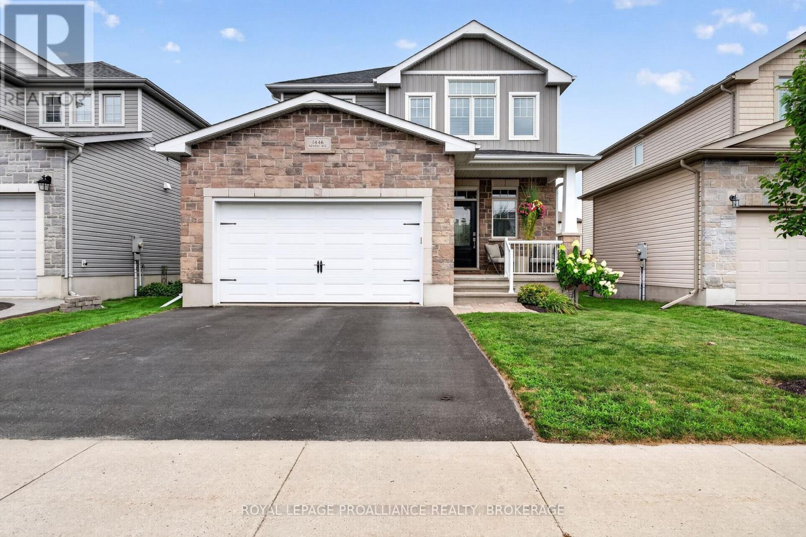 <div class="slider-price">$749,900</div><p>1446 Kendal Avenue, Kingston, Ontario</p>