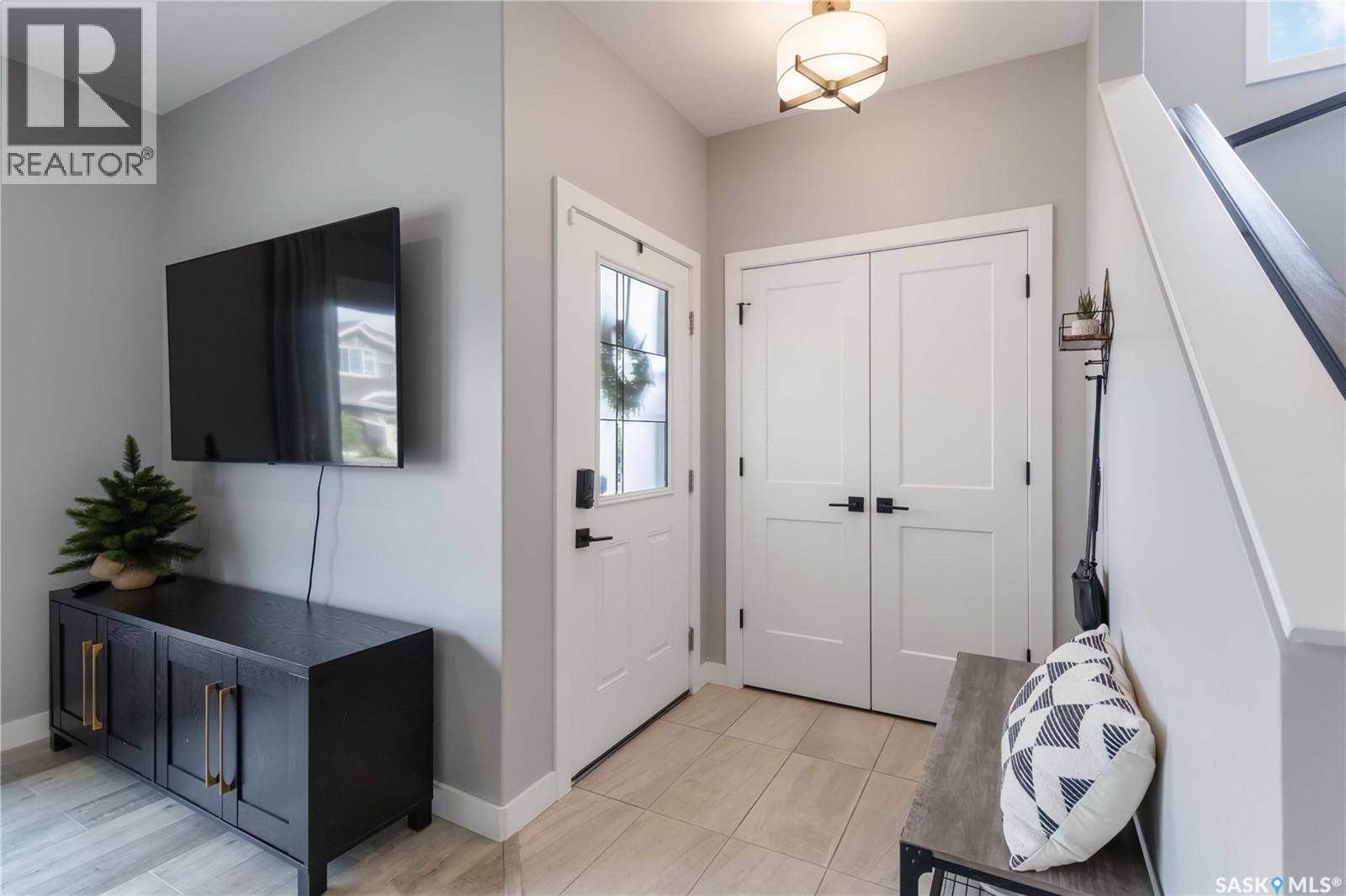 238 Dubois Crescent, Saskatoon, Saskatchewan  S7V 0R3 - Photo 2 - SK045152