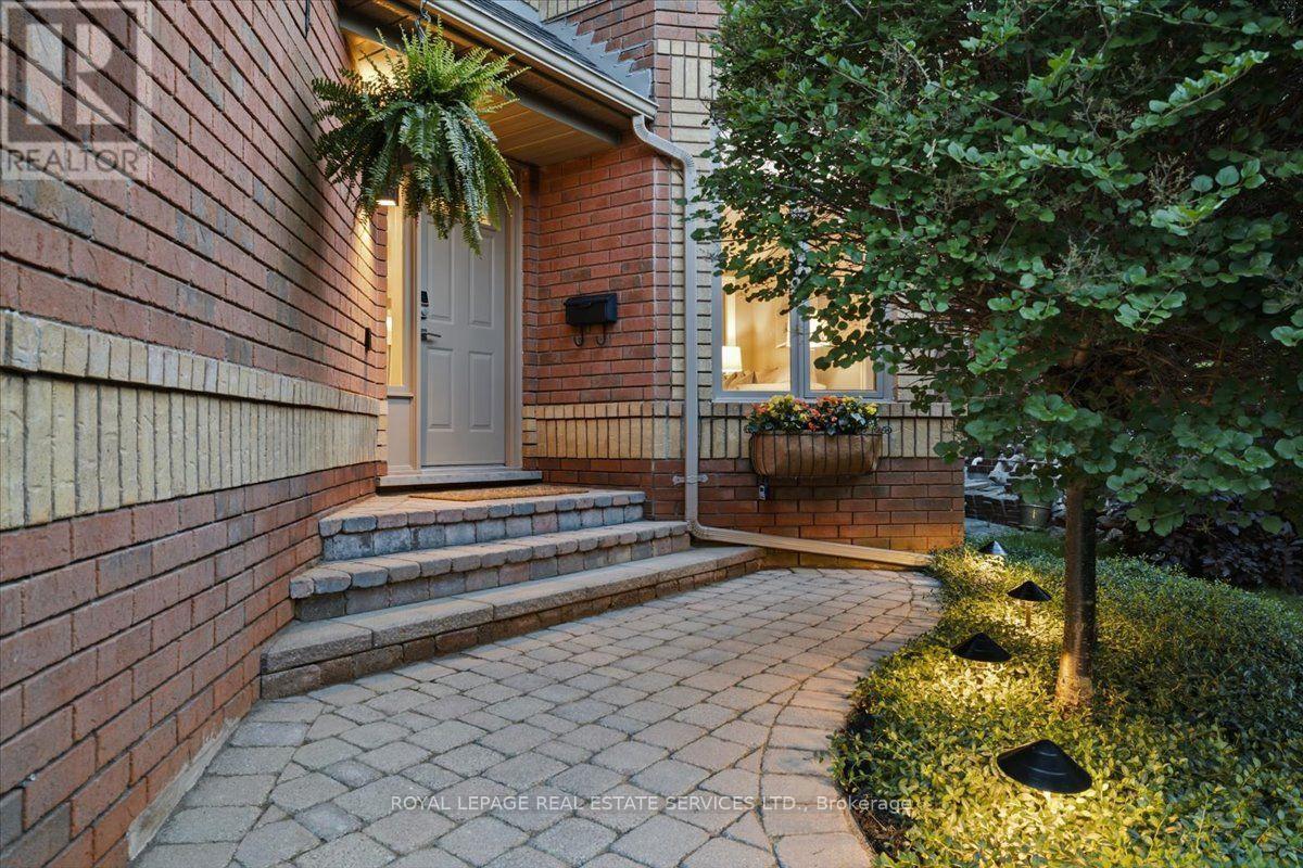 2268 Vista Oak Road, Oakville, Ontario  L6M 3L8 - Photo 3 - W13666158