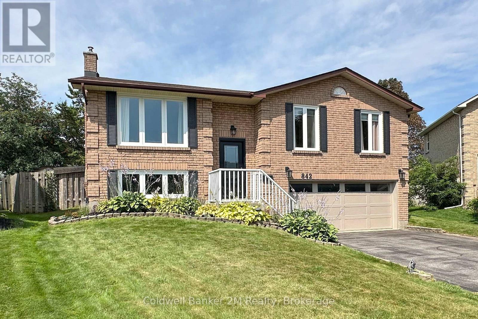 842 Saint Anne Court, Oshawa, Ontario L1J 7N1 - Photo 2 - E13666402