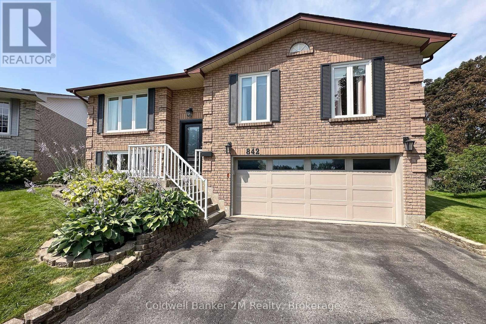842 Saint Anne Court, Oshawa, Ontario L1J 7N1 - Photo 3 - E13666402