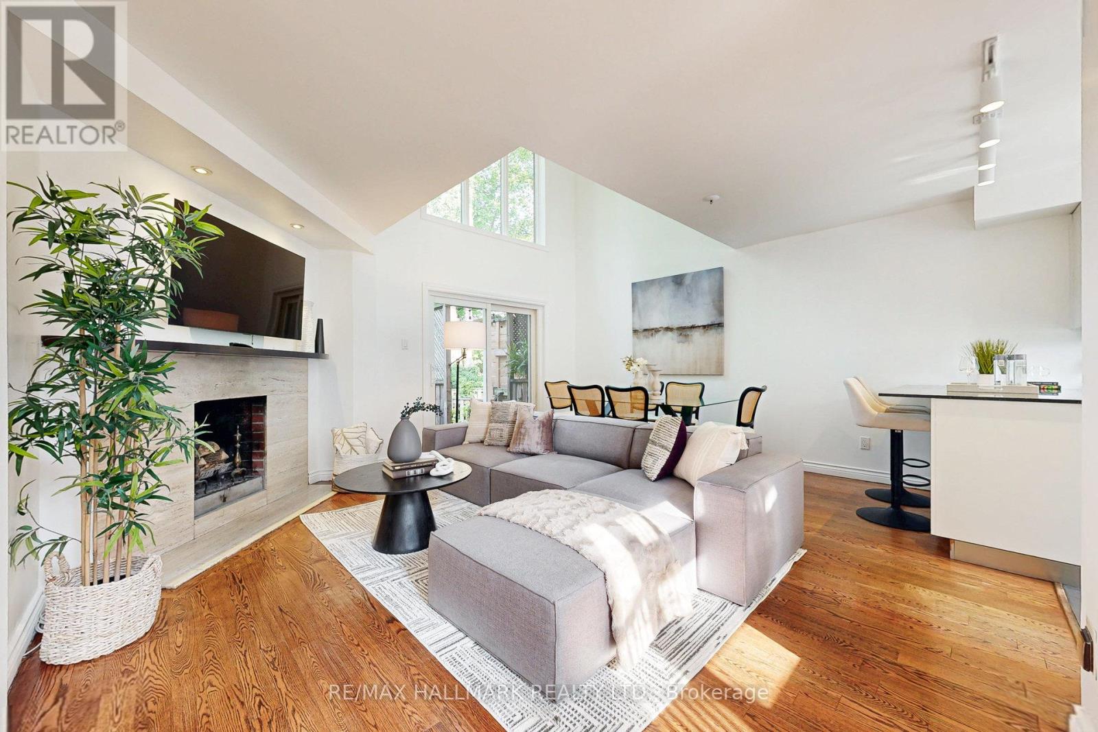 216 Milan Street, Toronto, Ontario  M5A 3Z6 - Photo 3 - C13666620