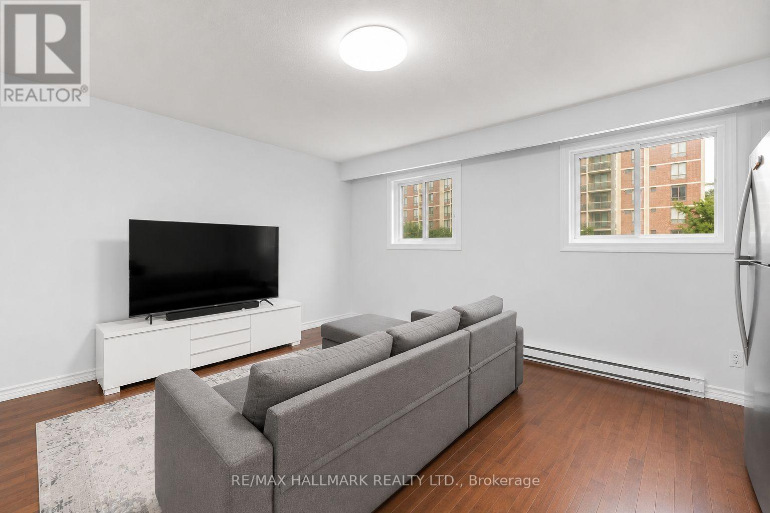 3 - 82 Halsey Avenue, Toronto, Ontario M4B 1A9 - Photo 2 - E13666426