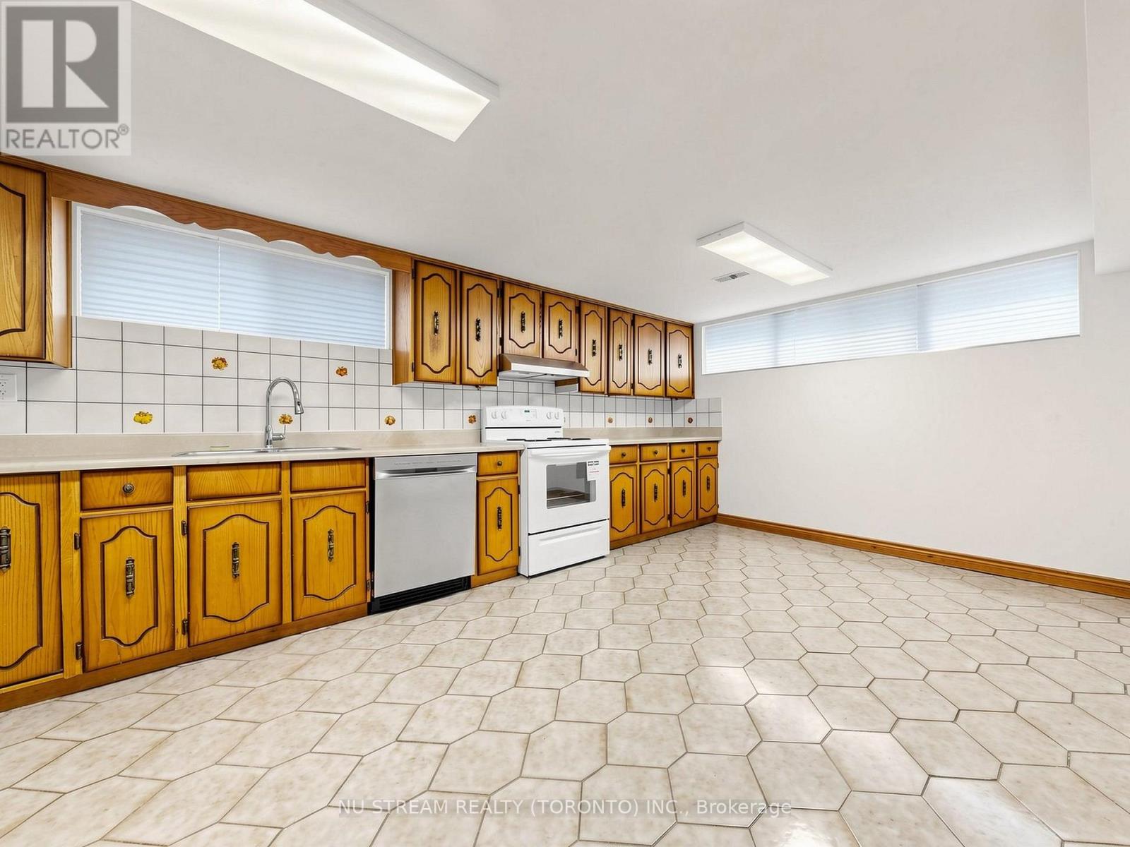 117 Ambercroft Boulevard N, Toronto, Ontario  M1W 3K8 - Photo 34 - E13666554