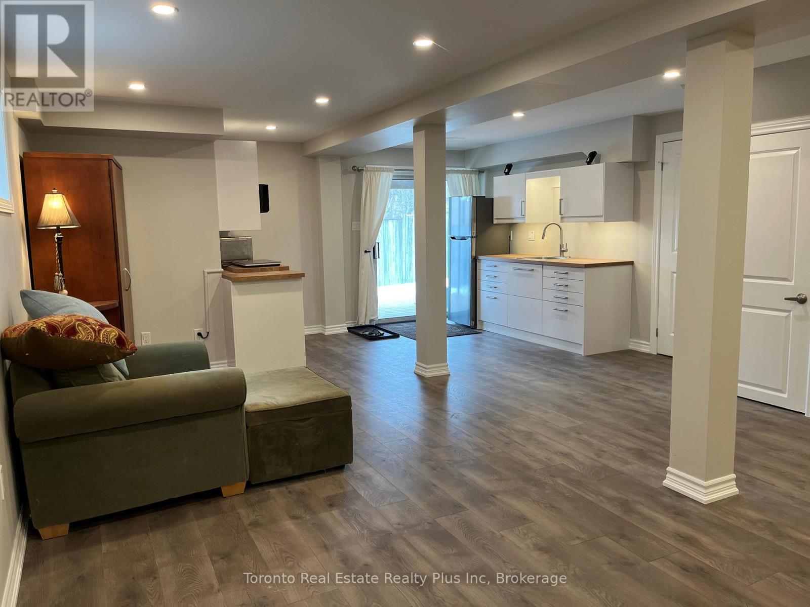 21 Nicholson Drive, Barrie, Ontario L4N 8L7 - Photo 4 - S13666484