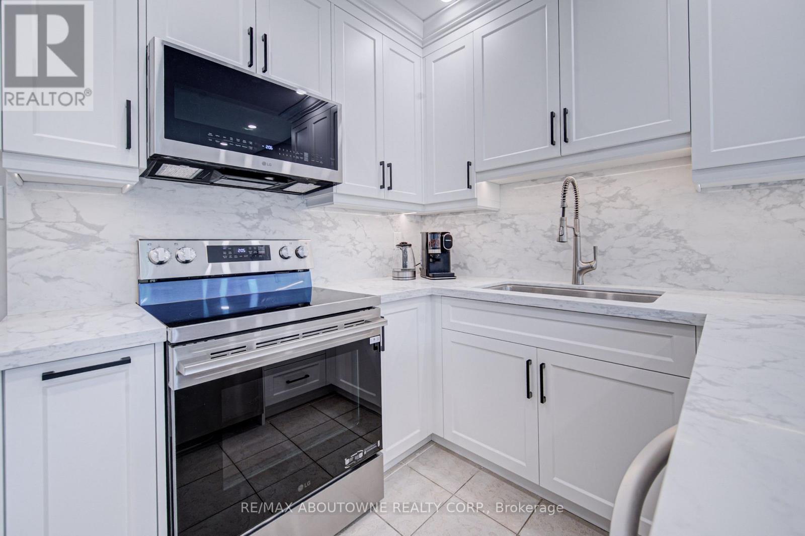 426 Parklane Road, Oakville, Ontario  L6H 4J5 - Photo 12 - W13666400
