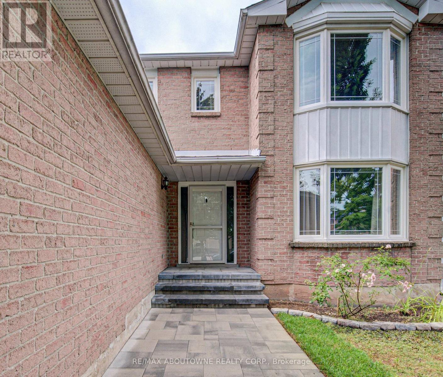426 Parklane Road, Oakville, Ontario  L6H 4J5 - Photo 3 - W13666400