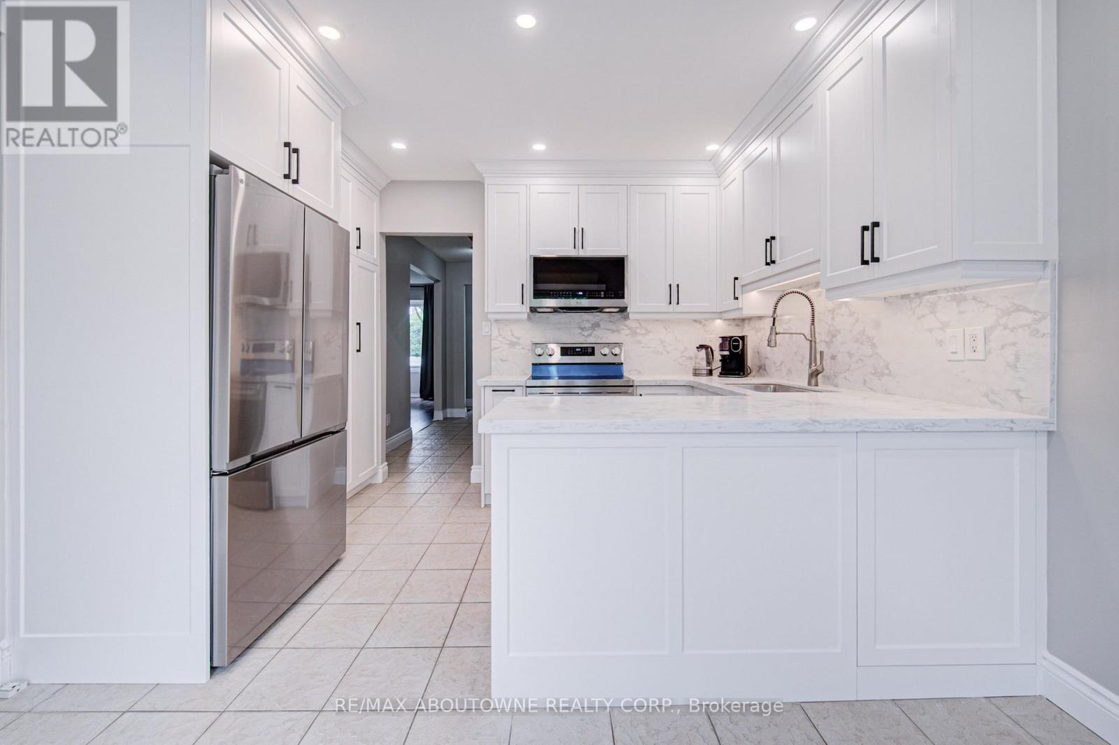 426 Parklane Road, Oakville, Ontario  L6H 4J5 - Photo 7 - W13666400