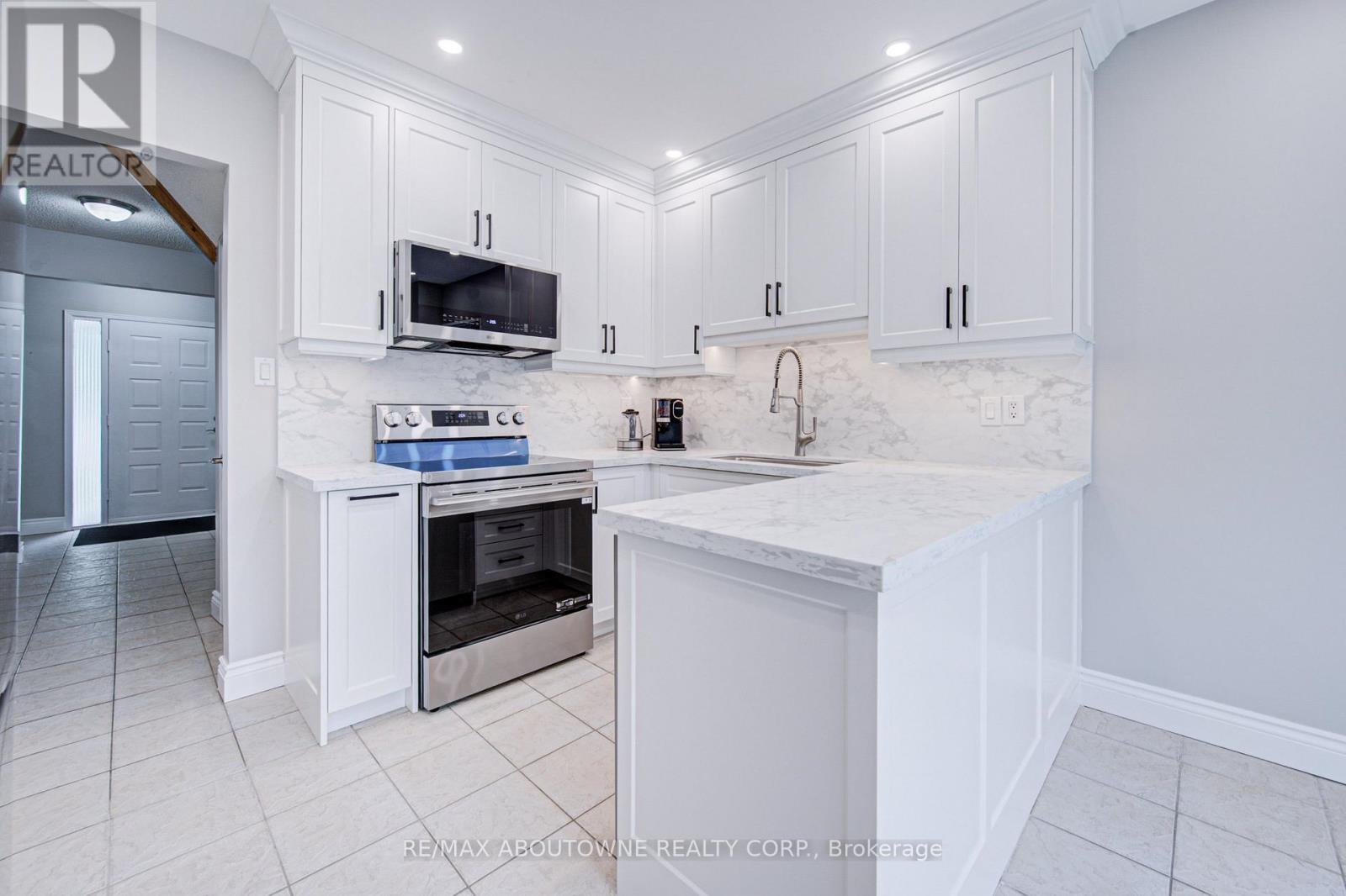 426 Parklane Road, Oakville, Ontario  L6H 4J5 - Photo 8 - W13666400