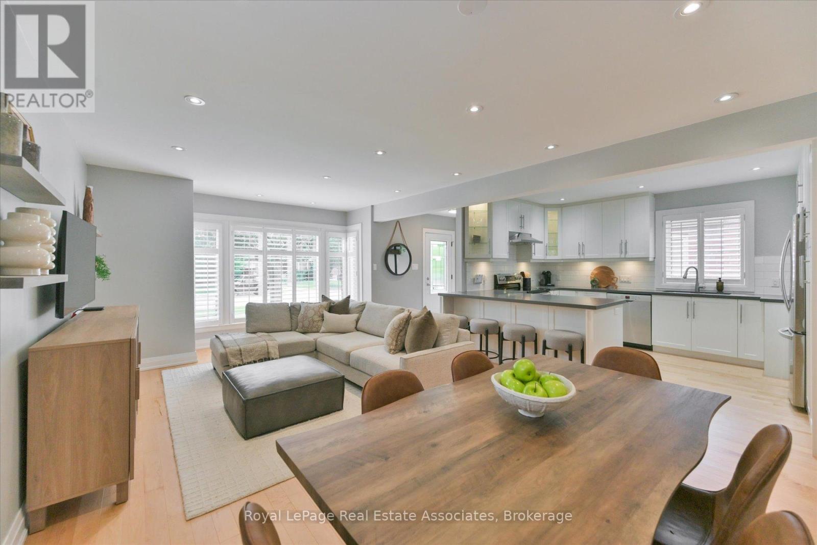 41 Ashbourne Drive, Toronto, Ontario  M9B 4H3 - Photo 11 - W13666496