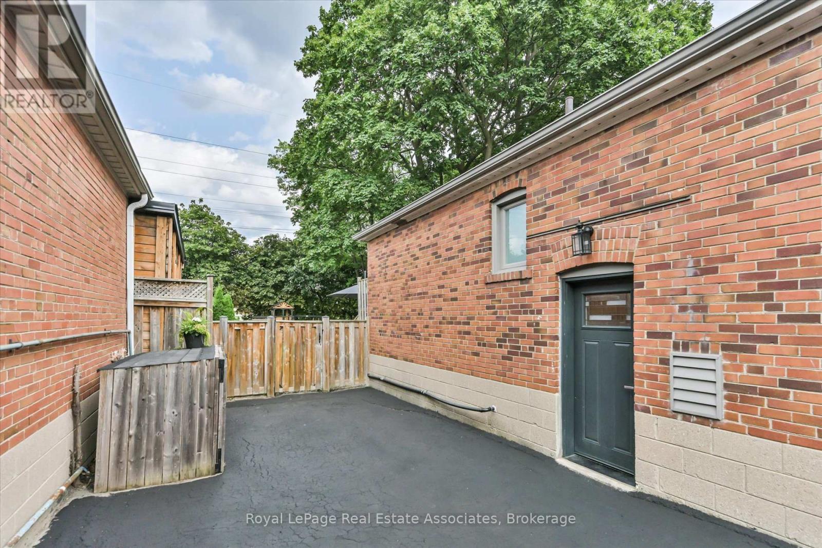 41 Ashbourne Drive, Toronto, Ontario  M9B 4H3 - Photo 36 - W13666496