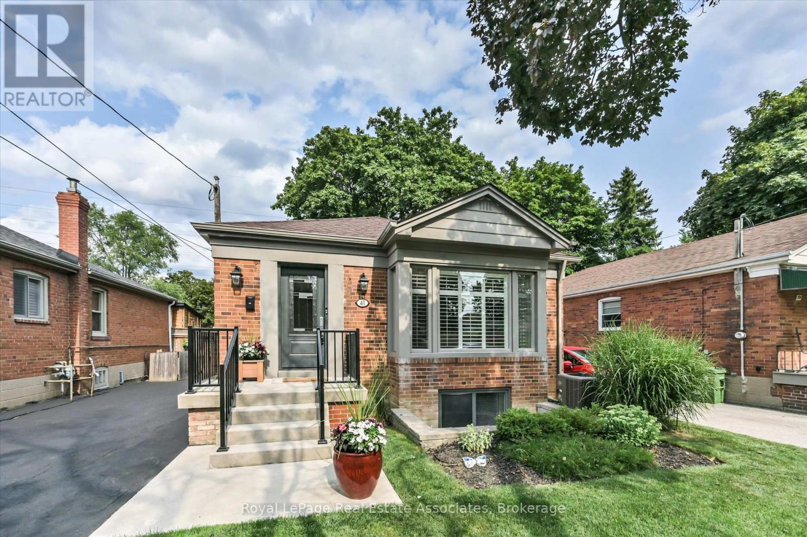 41 Ashbourne Drive, Toronto, Ontario  M9B 4H3 - Photo 4 - W13666496