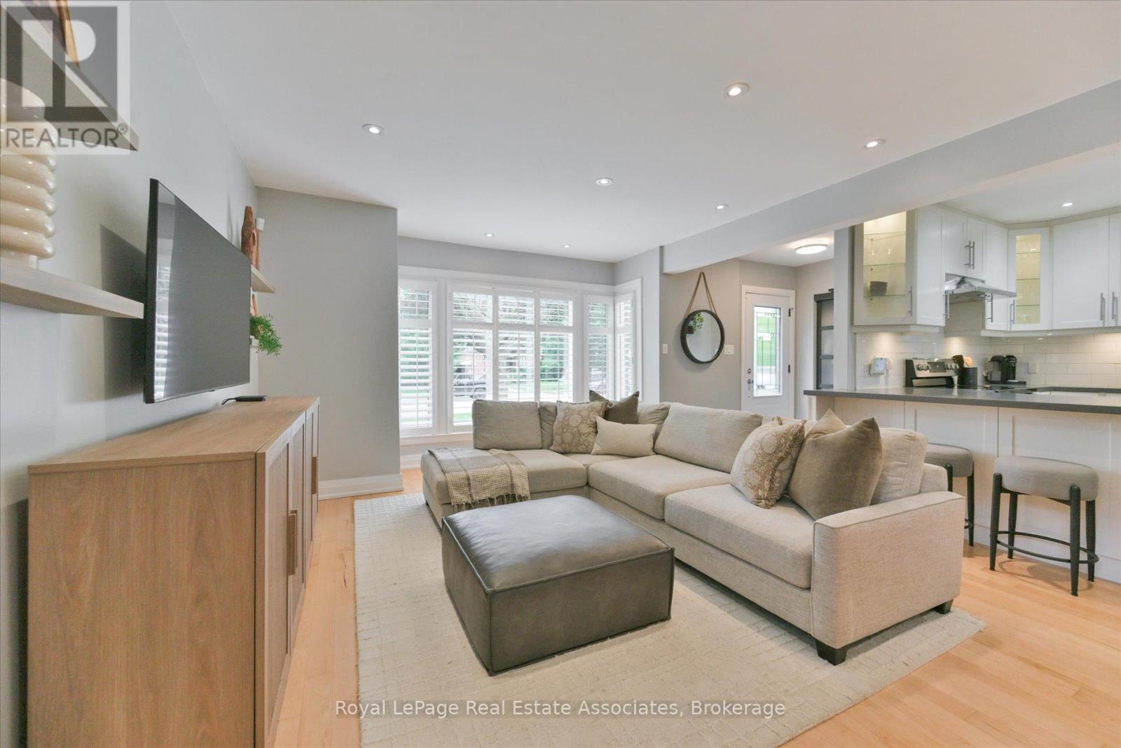 41 Ashbourne Drive, Toronto, Ontario  M9B 4H3 - Photo 8 - W13666496
