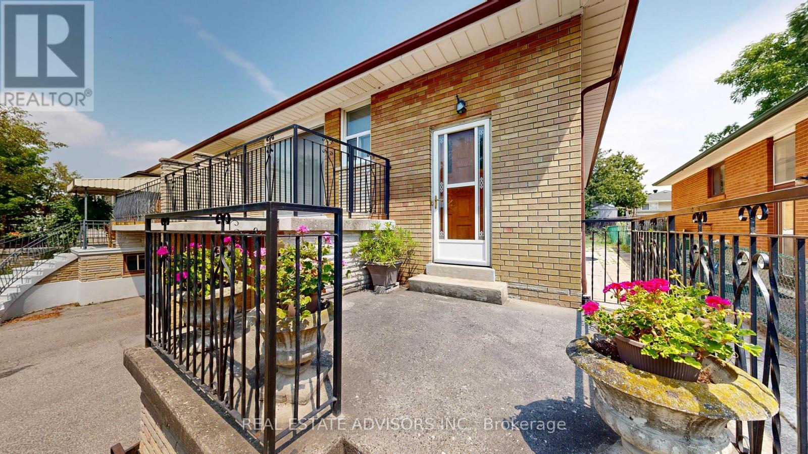 57 Hucknall Road, Toronto, Ontario  M3J 1W1 - Photo 3 - W13666516