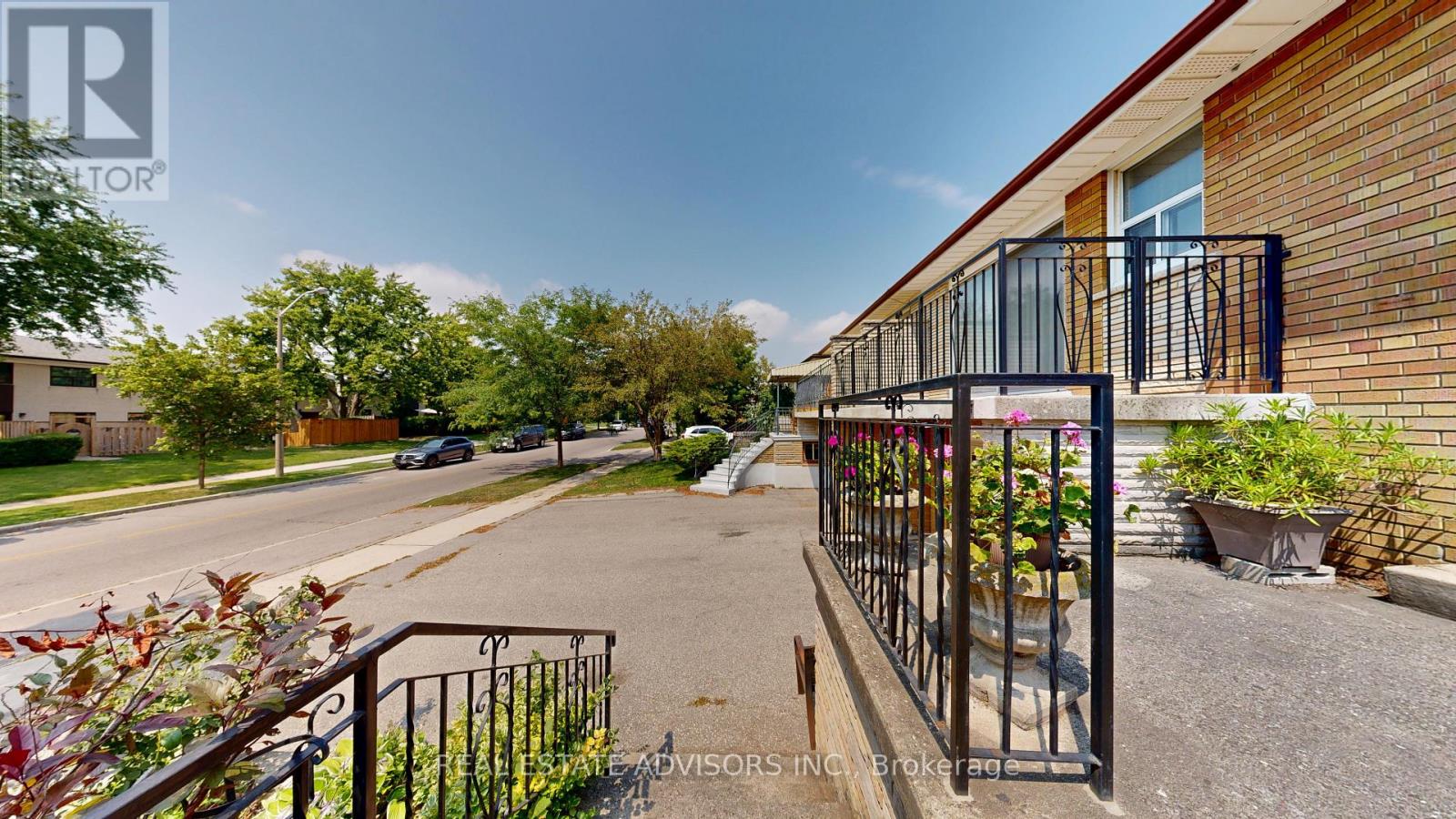 57 Hucknall Road, Toronto, Ontario  M3J 1W1 - Photo 4 - W13666516