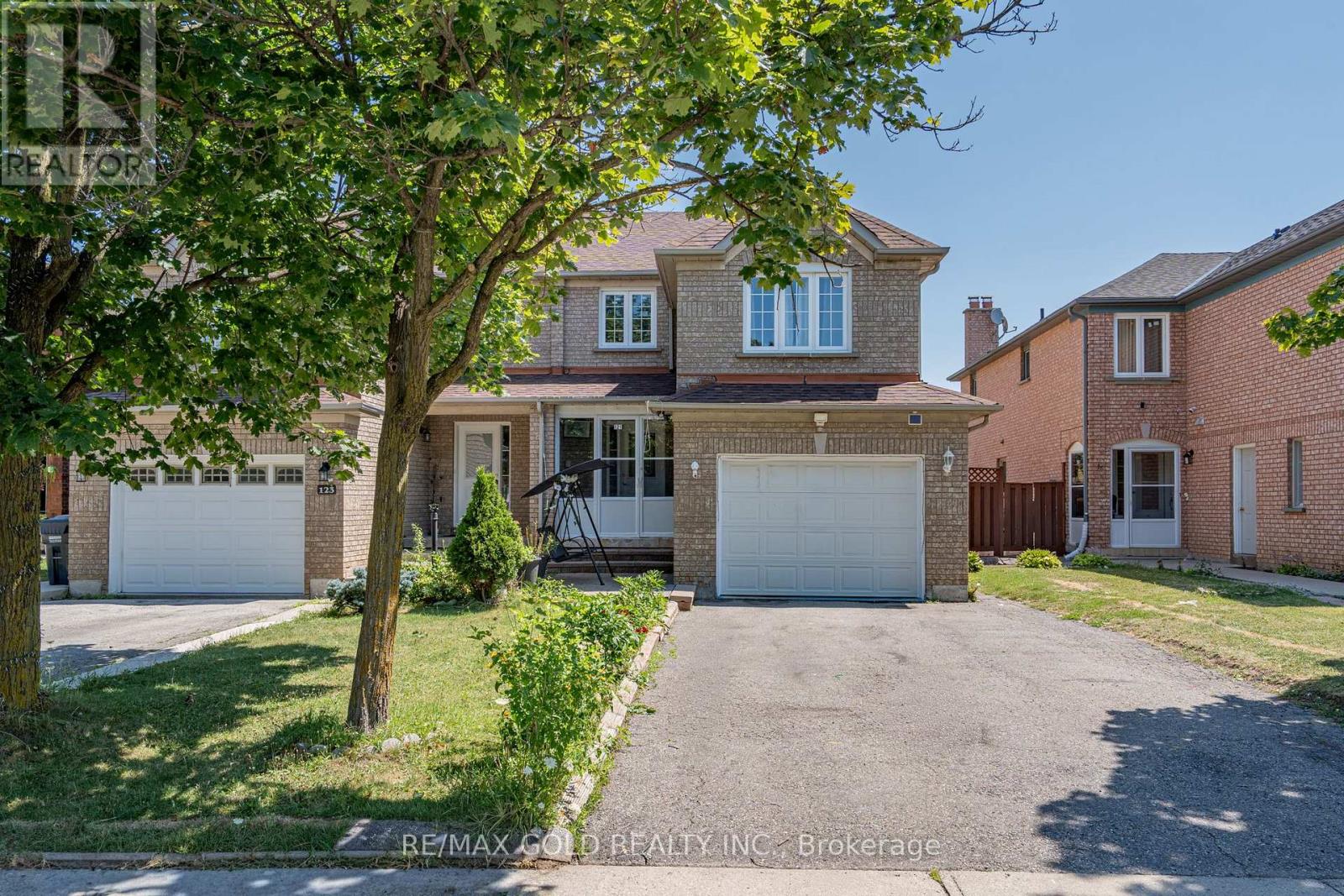 121 Bighorn Crescent, Brampton, Ontario L6R 1G2 - Photo 1 - W13666566