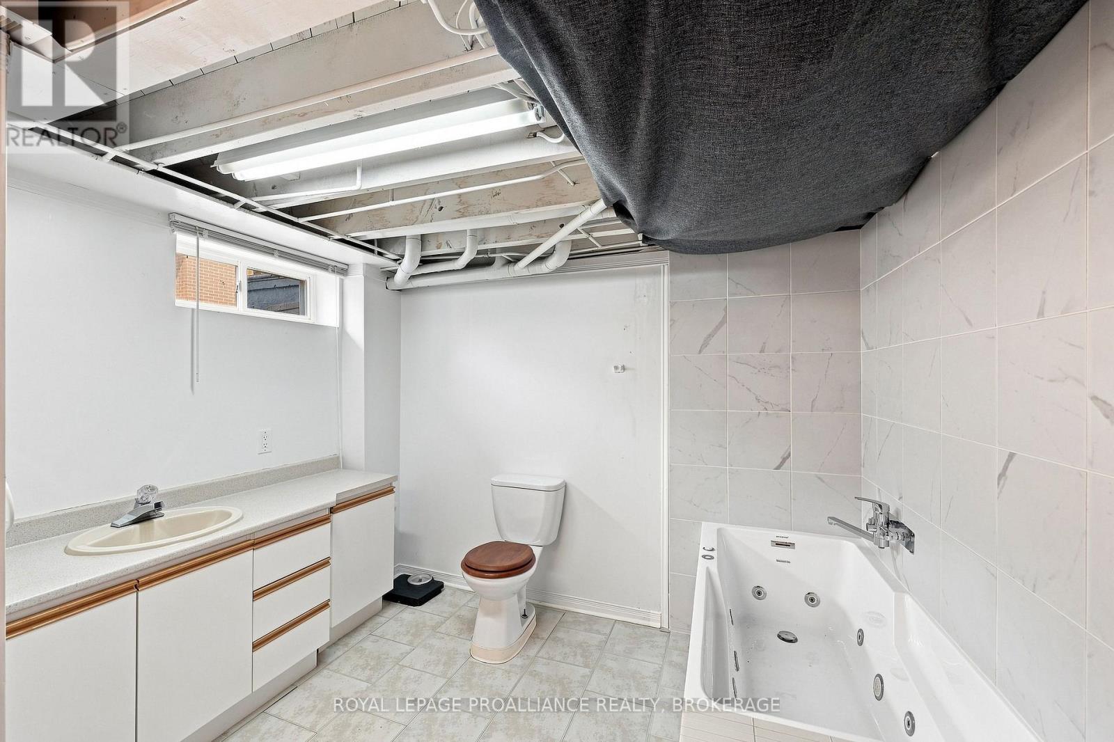 30 Mulcaster Street, Kingston, Ontario  K7M 2V5 - Photo 38 - X13661076