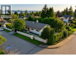 3277 CHESTERFIELD AVENUE, North Vancouver, British Columbia