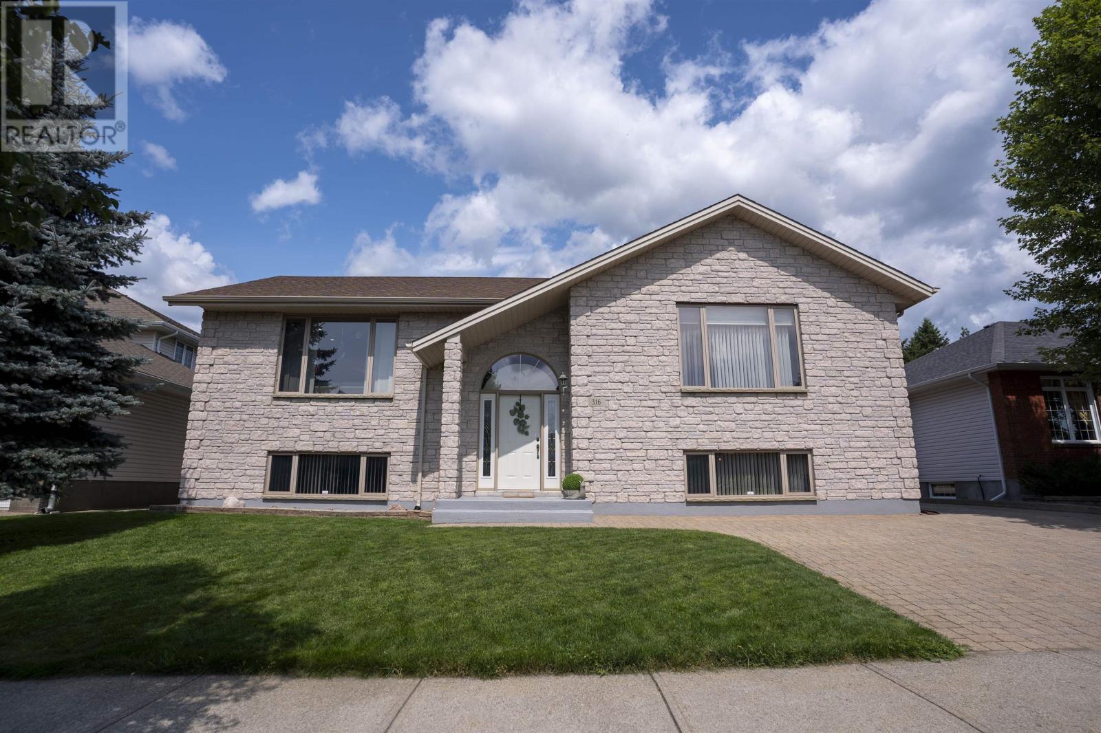 316 FAIRBROOKE CRES, THUNDER BAY, Ontario