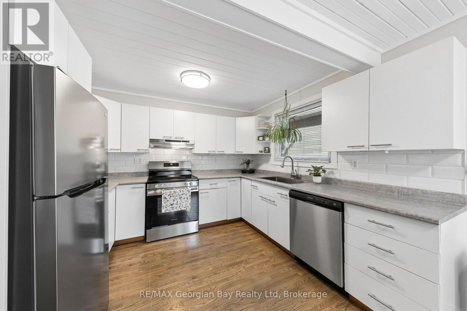 59 Broad Street, Penetanguishene, Ontario  L9M 1G4 - Photo 5 - S13666762
