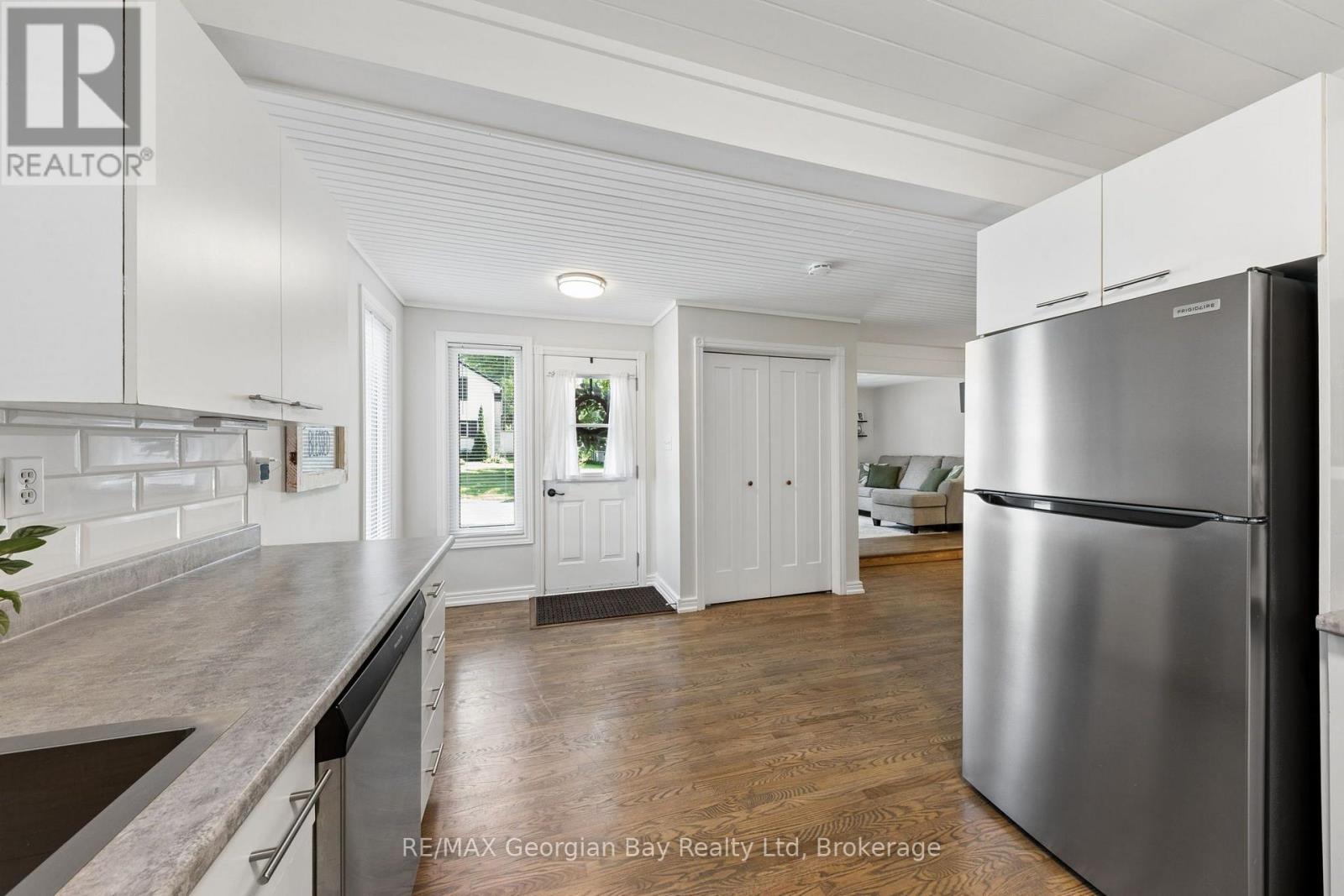 59 Broad Street, Penetanguishene, Ontario  L9M 1G4 - Photo 7 - S13666762
