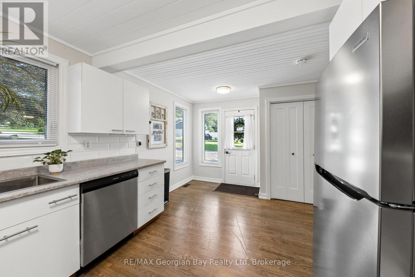 59 Broad Street, Penetanguishene, Ontario  L9M 1G4 - Photo 8 - S13666762