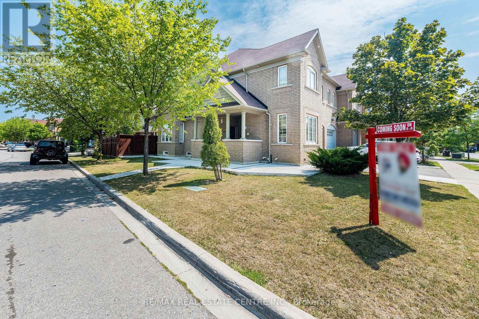 9 Loftsmoor Drive, Brampton, Ontario  L6R 3R7 - Photo 2 - W13666628