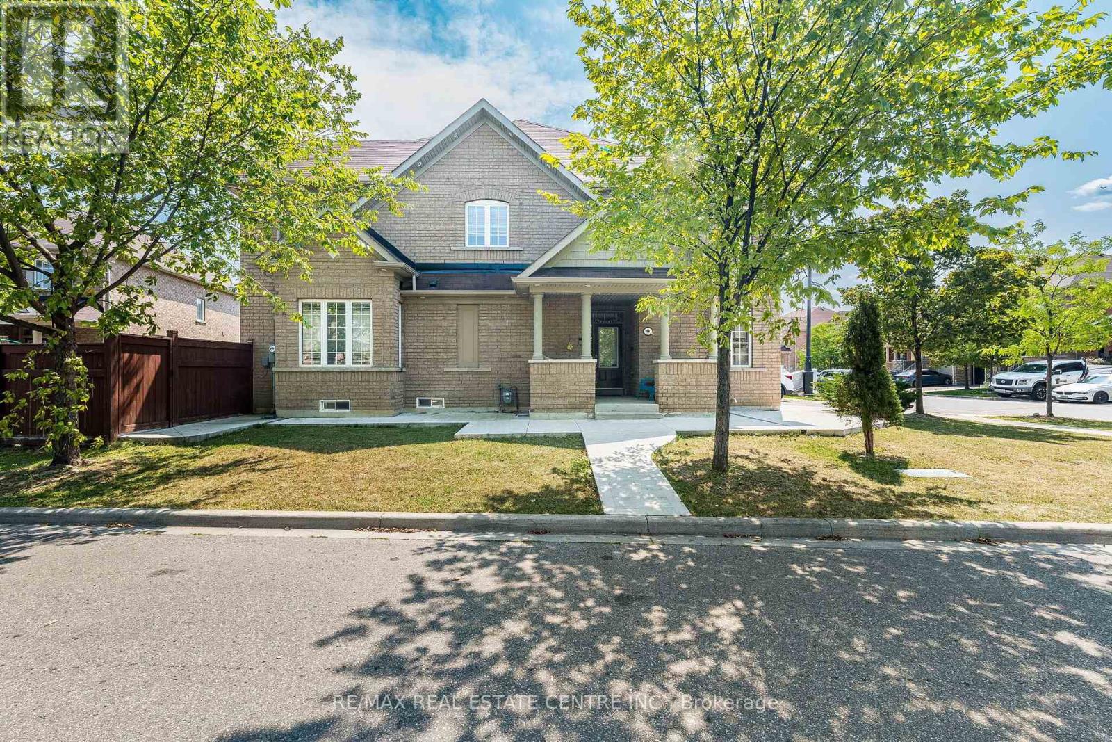 9 Loftsmoor Drive, Brampton, Ontario  L6R 3R7 - Photo 3 - W13666628
