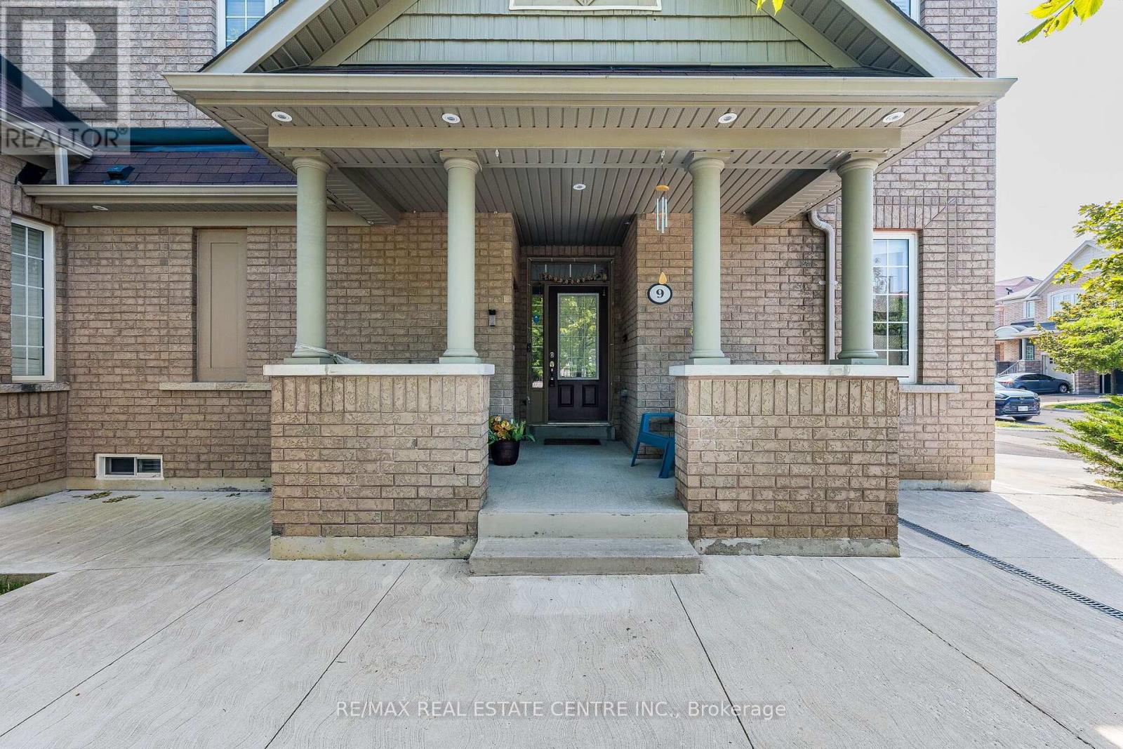 9 Loftsmoor Drive, Brampton, Ontario  L6R 3R7 - Photo 6 - W13666628