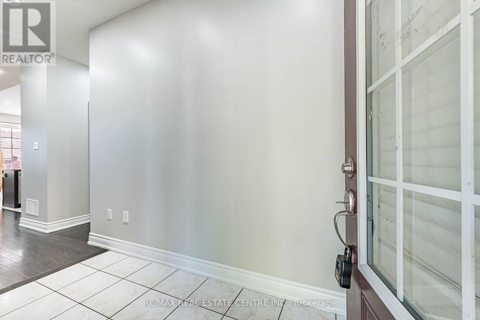 9 Loftsmoor Drive, Brampton, Ontario  L6R 3R7 - Photo 8 - W13666628