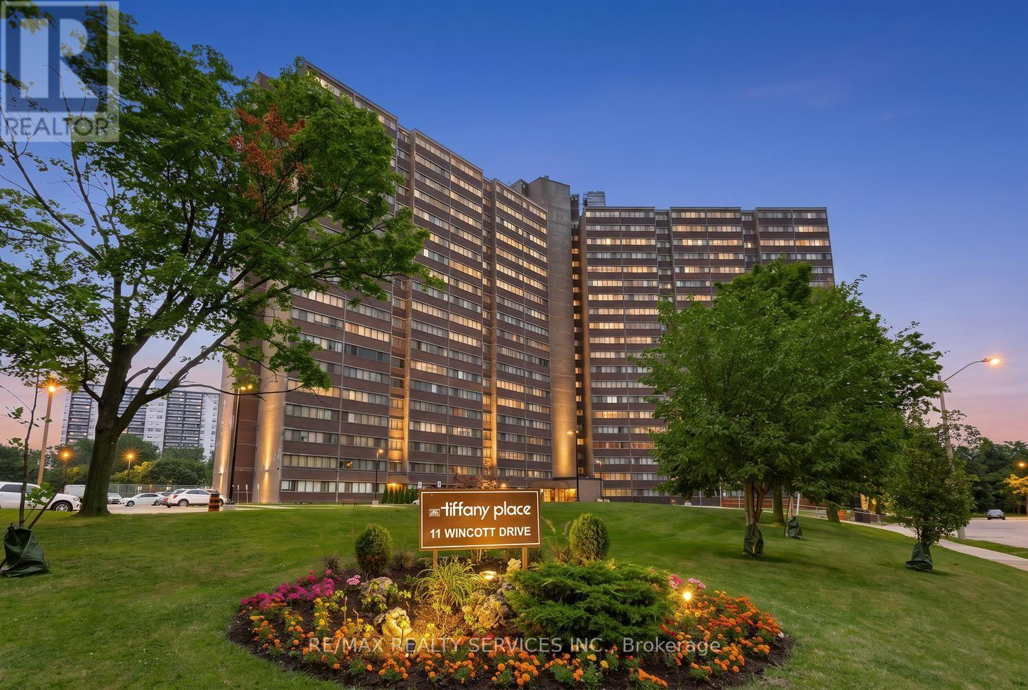 11 - 11 WINCOTT DRIVE, Toronto, Ontario