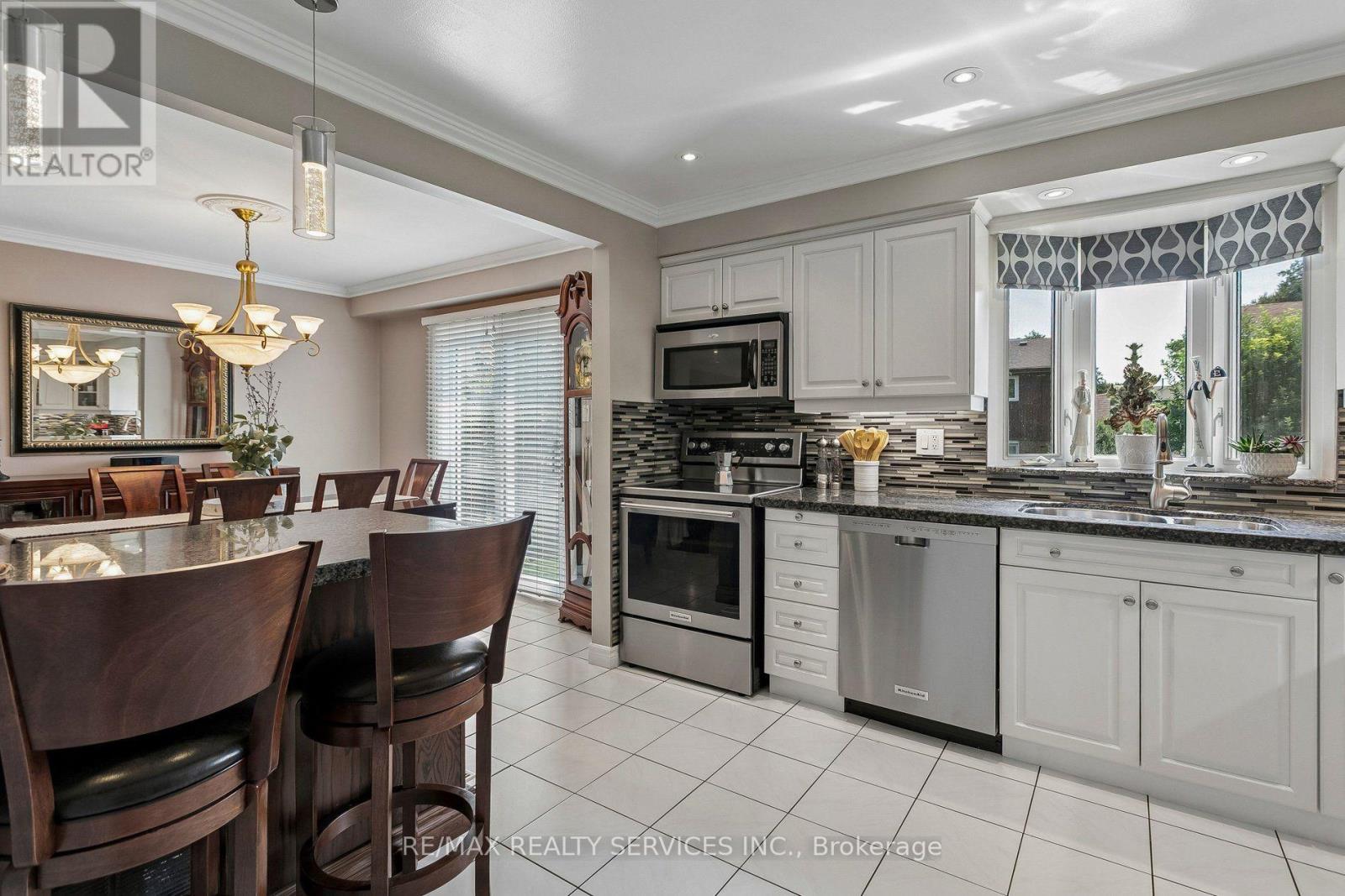 11 Longbourne Crescent, Brampton, Ontario  L6S 2R8 - Photo 17 - W13666692