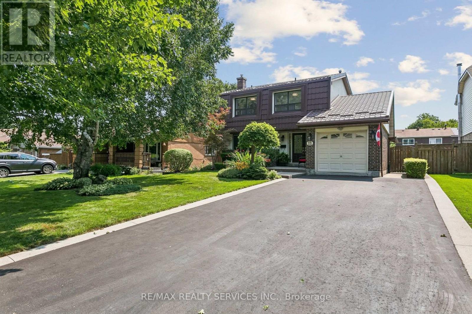 11 Longbourne Crescent, Brampton, Ontario  L6S 2R8 - Photo 2 - W13666692