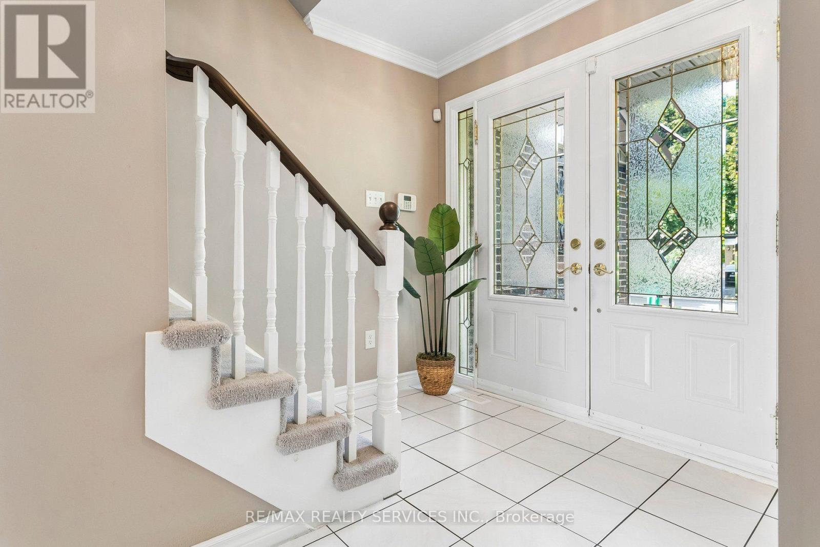 11 Longbourne Crescent, Brampton, Ontario  L6S 2R8 - Photo 5 - W13666692