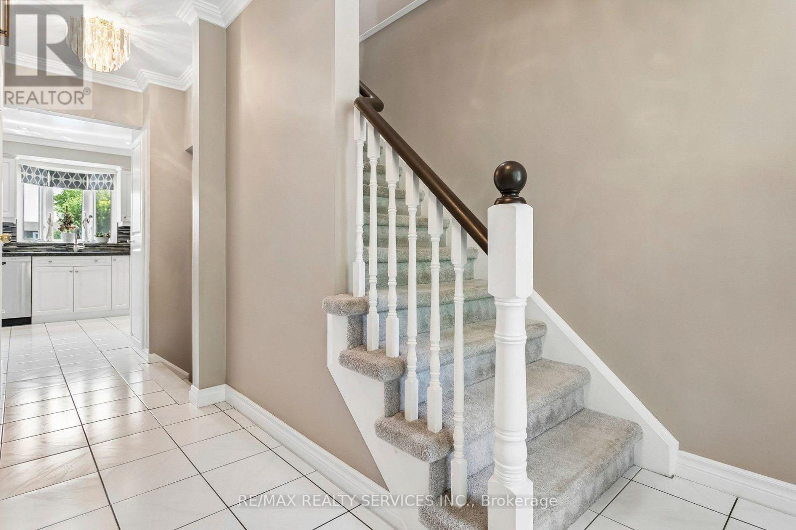 11 Longbourne Crescent, Brampton, Ontario  L6S 2R8 - Photo 6 - W13666692
